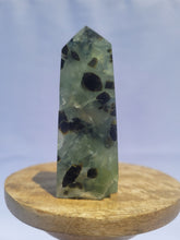 Load image into Gallery viewer, Prehnite Point