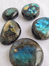 Load image into Gallery viewer, Labradorite Palmstone