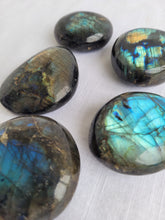 Load image into Gallery viewer, Labradorite Palmstone