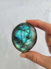 Load image into Gallery viewer, Labradorite Palmstone