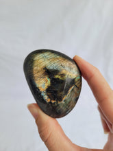 Load image into Gallery viewer, Labradorite Palmstone