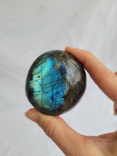 Load image into Gallery viewer, Labradorite Palmstone