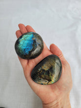 Load image into Gallery viewer, Labradorite Palmstone