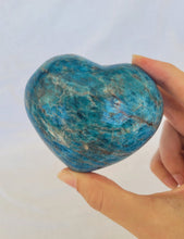 Load image into Gallery viewer, Apatite Heart