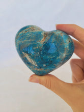Load image into Gallery viewer, Apatite Heart