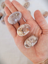 Load image into Gallery viewer, Flower Agate Tumble