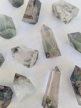 Load image into Gallery viewer, Inclusion Quartz Mini Points